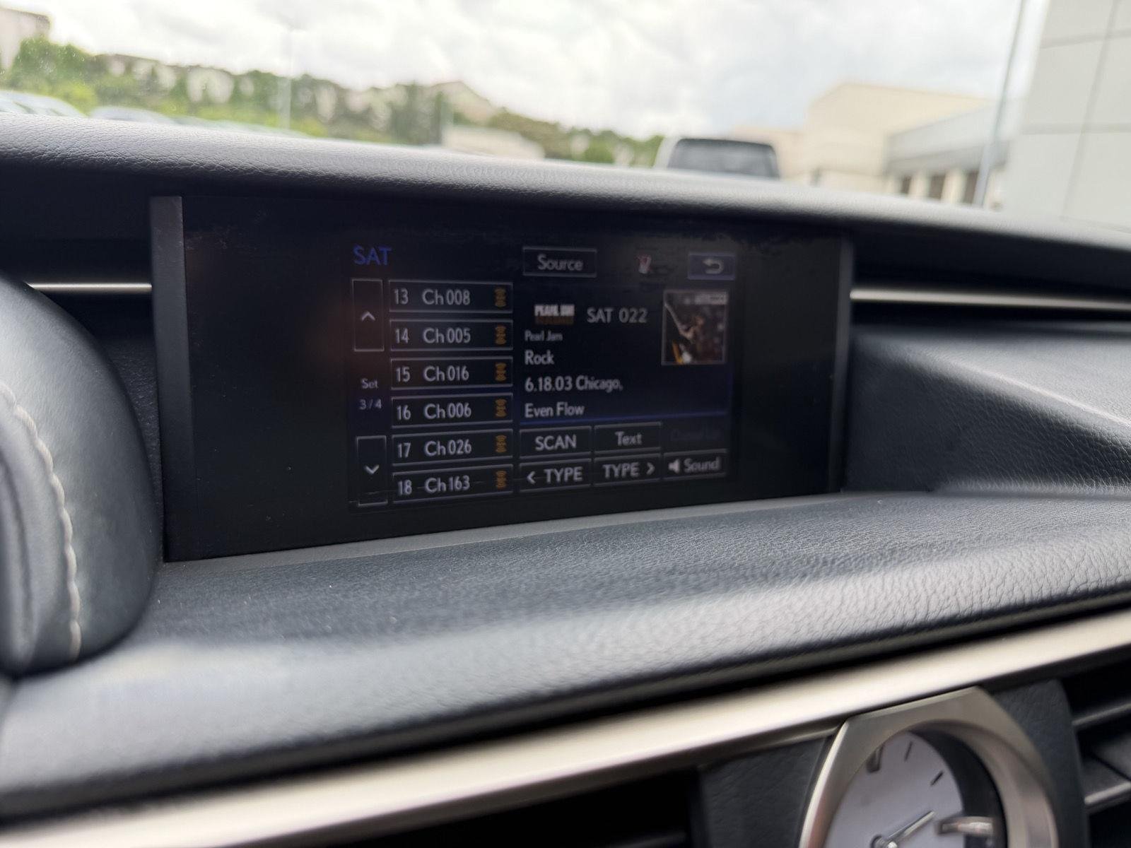 Used 2015 Starfire Pearl Lexus RWD image 25