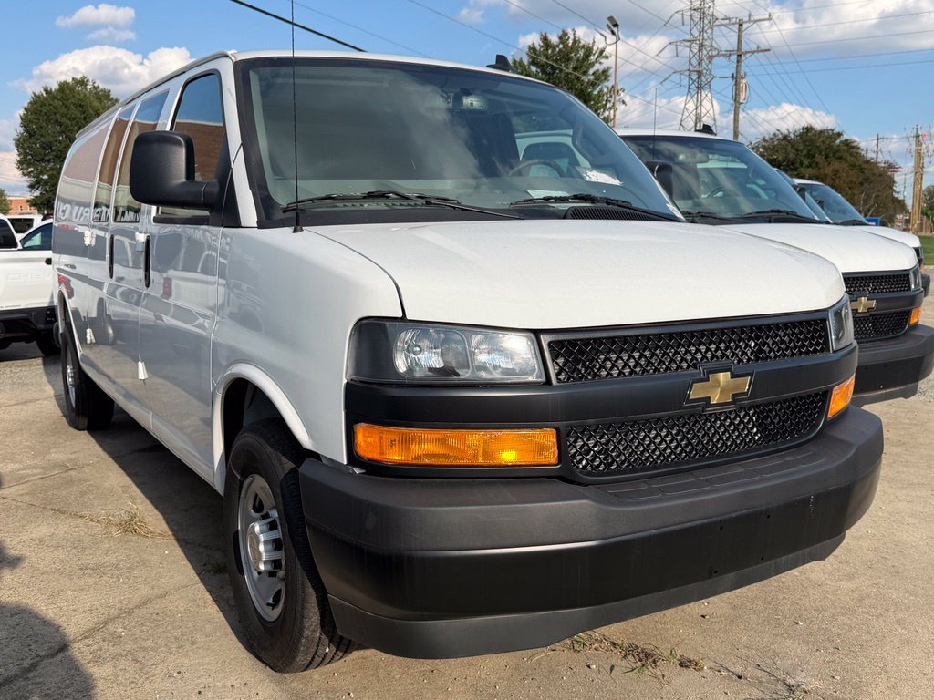 New 2025 Summit White Chevrolet WT image 1