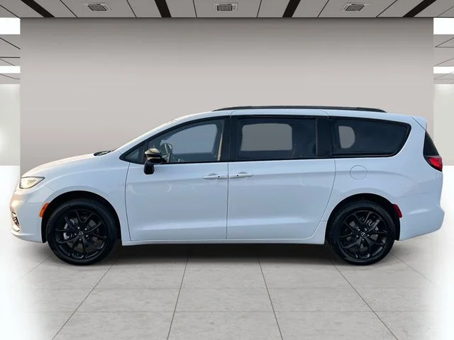 New 2026 Bright White Clear-Coat Exterior Paint Chrysler Limited image 7