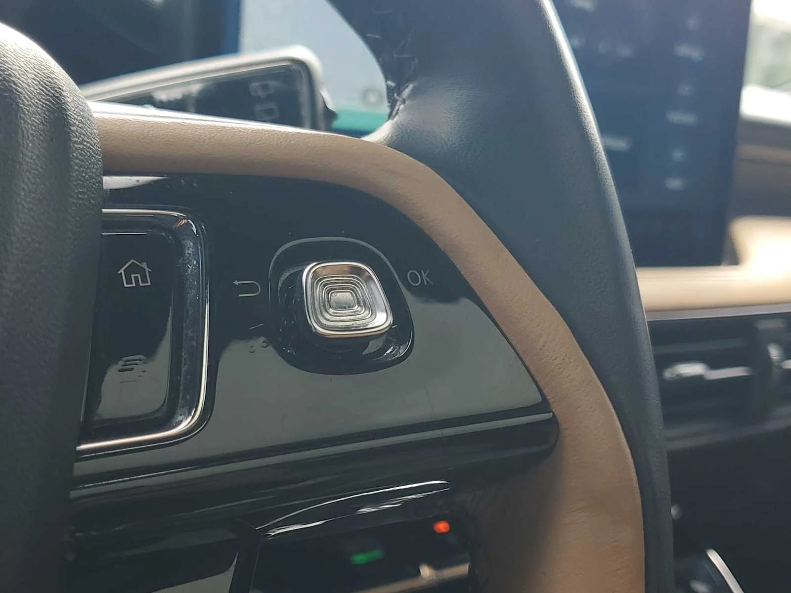 Used 2023  Lincoln Grand Touring image 24