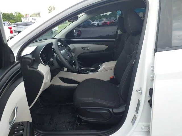 Used 2024 White Hyundai SE image 15