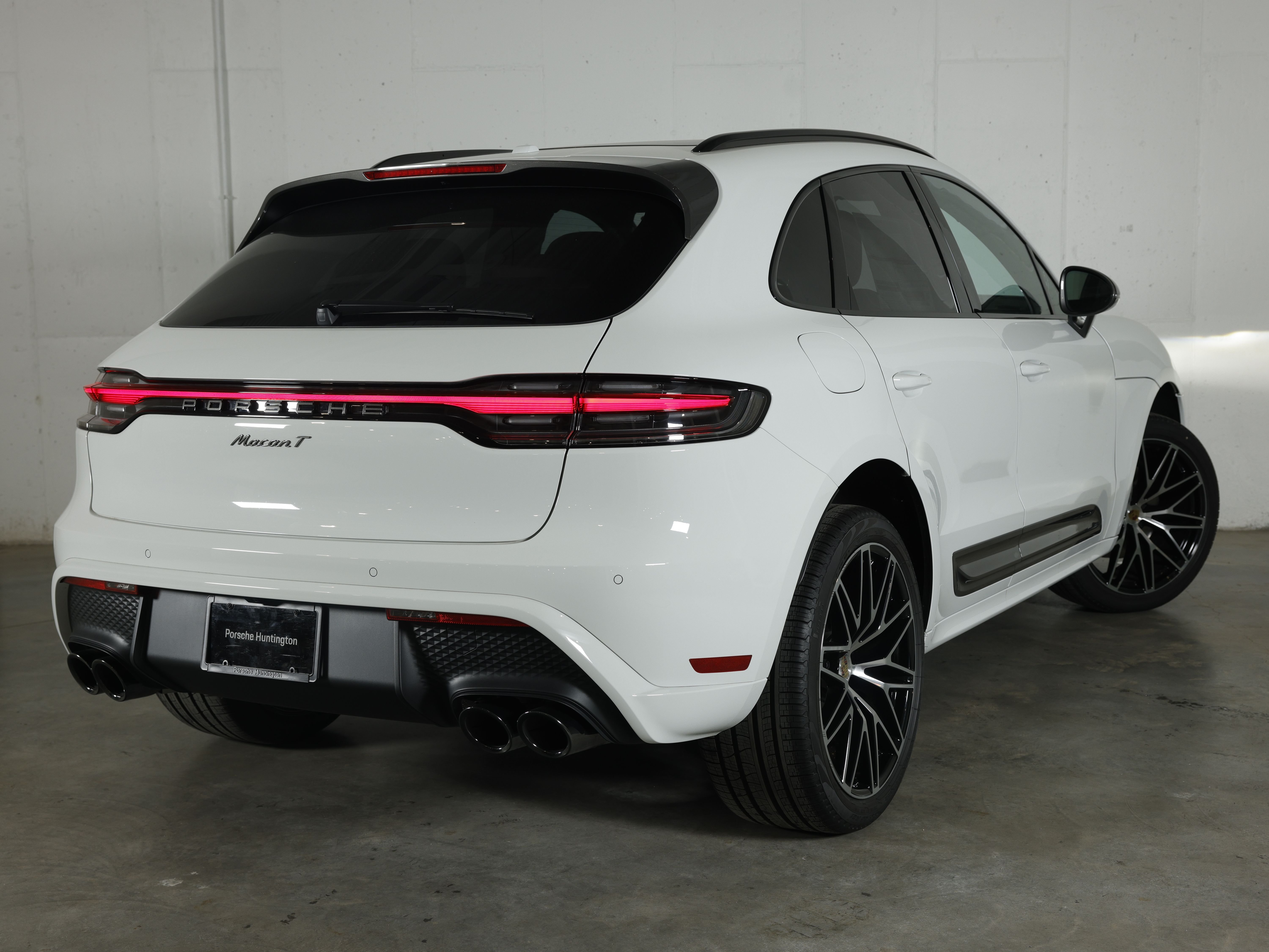 2026 Porsche Macan T - Photo 9
