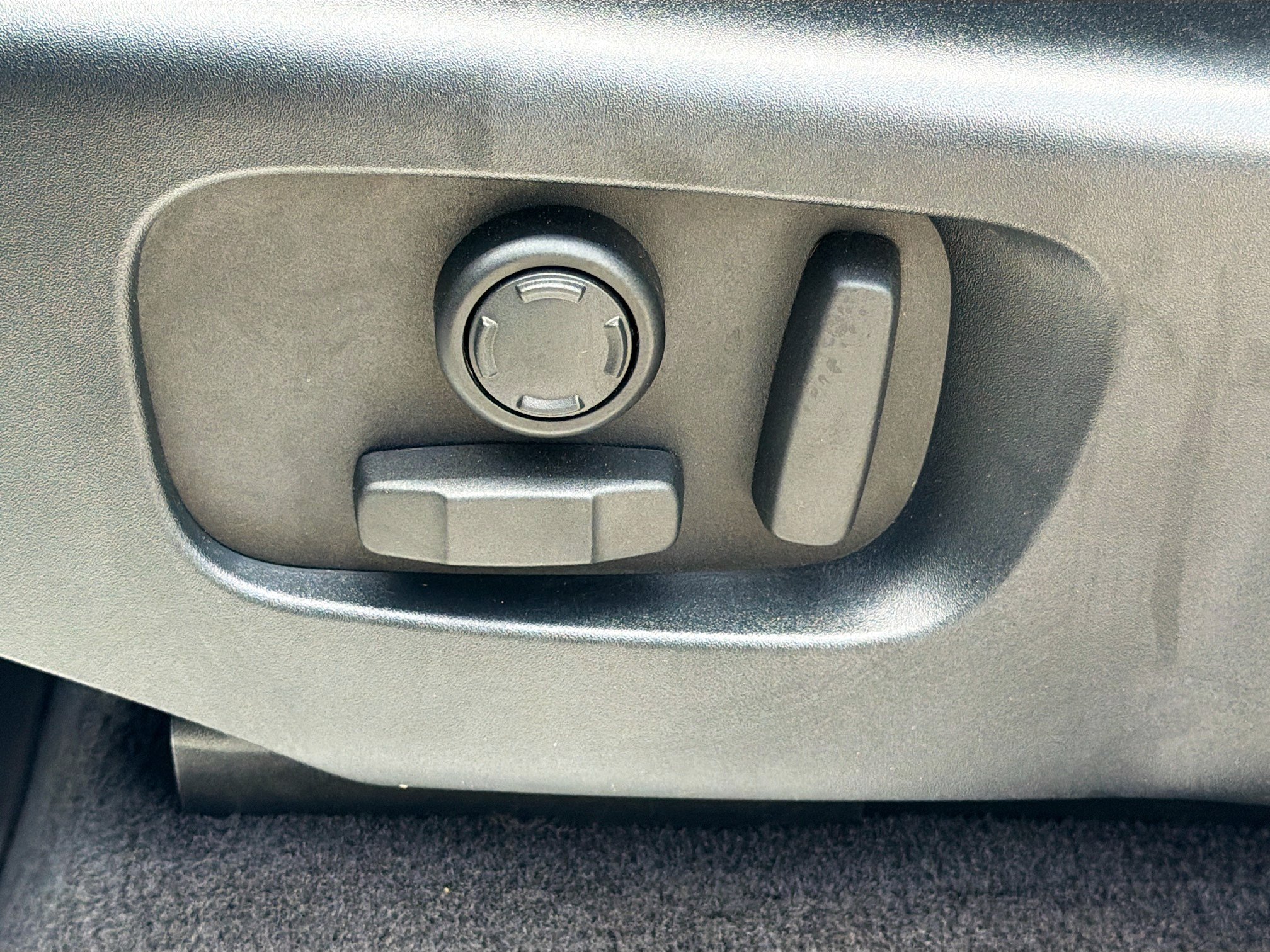Used 2019 Fuji White Land Rover HSE image 24