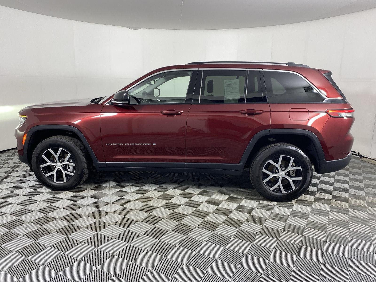 Used 2023  Jeep  image 4