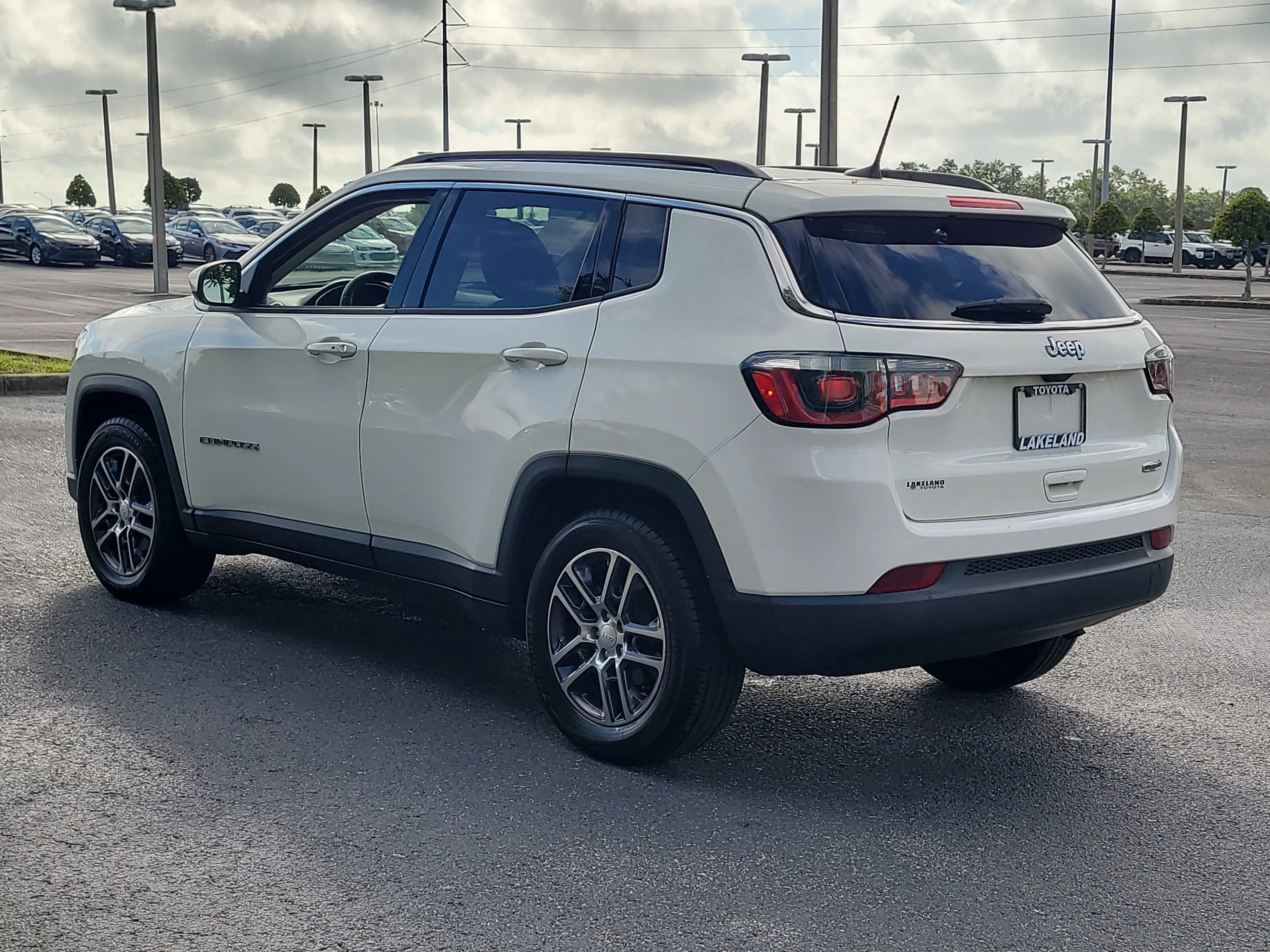 Used 2018 White Clearcoat Jeep Latitude image 13