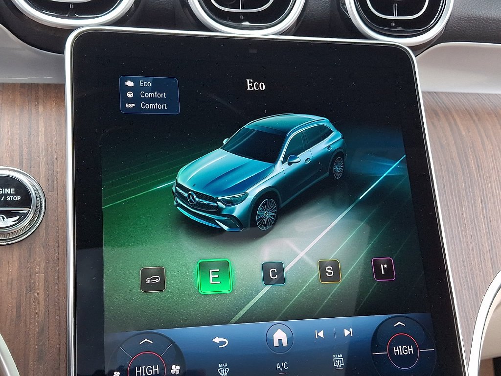 New 2026 Polar White Mercedes-Benz GLC 300 image 18