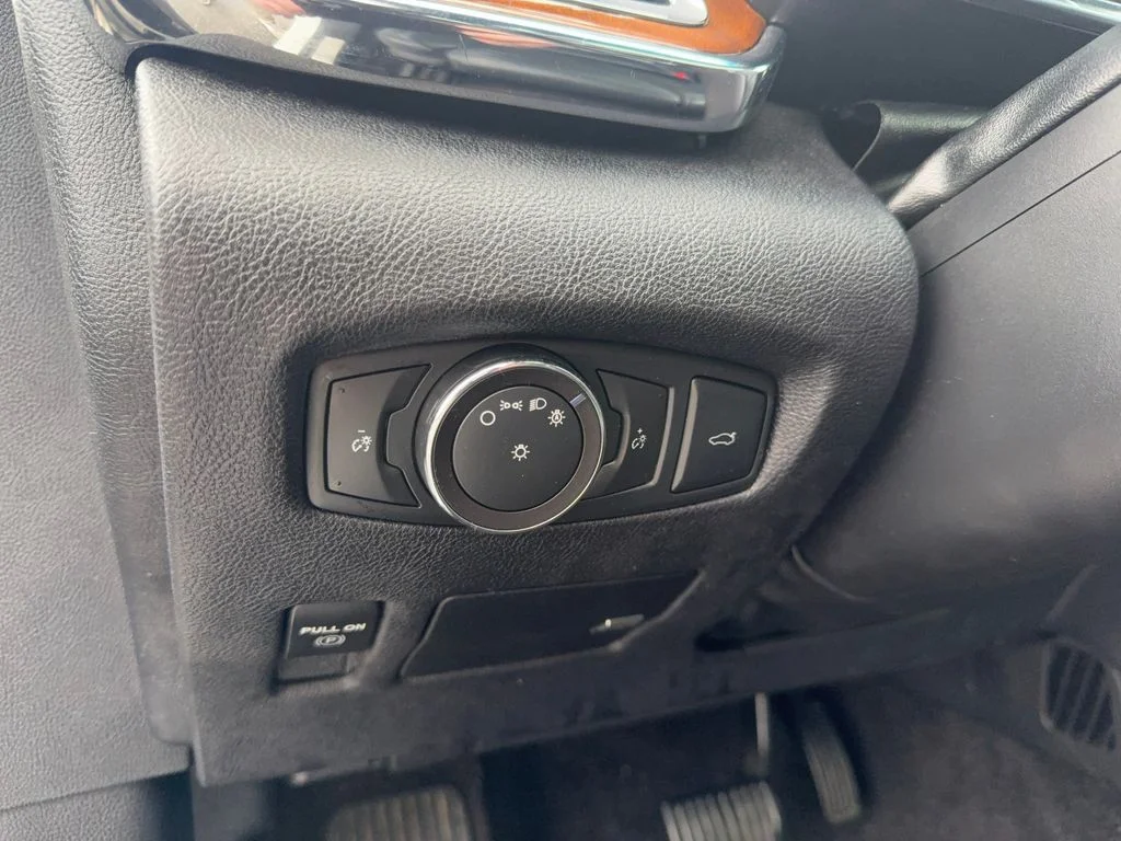 Used 2018 White Lincoln Reserve image 12