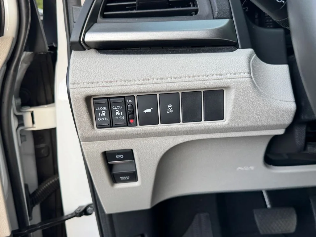 Used 2025 White Honda EX-L image 25