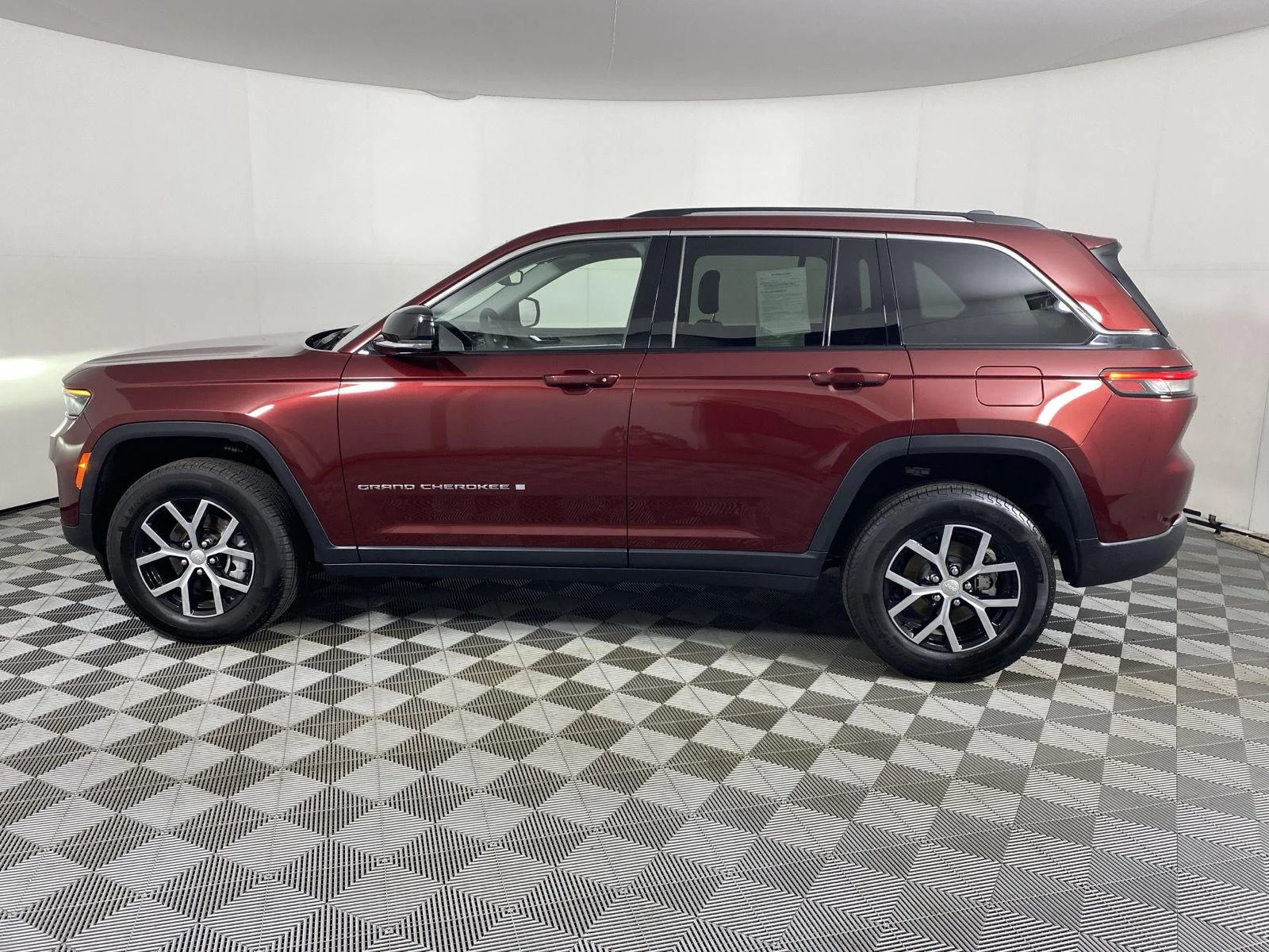 Used 2023  Jeep  image 4