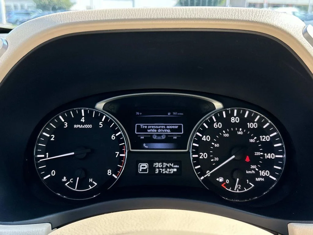 Used 2015 White Nissan SL image 29