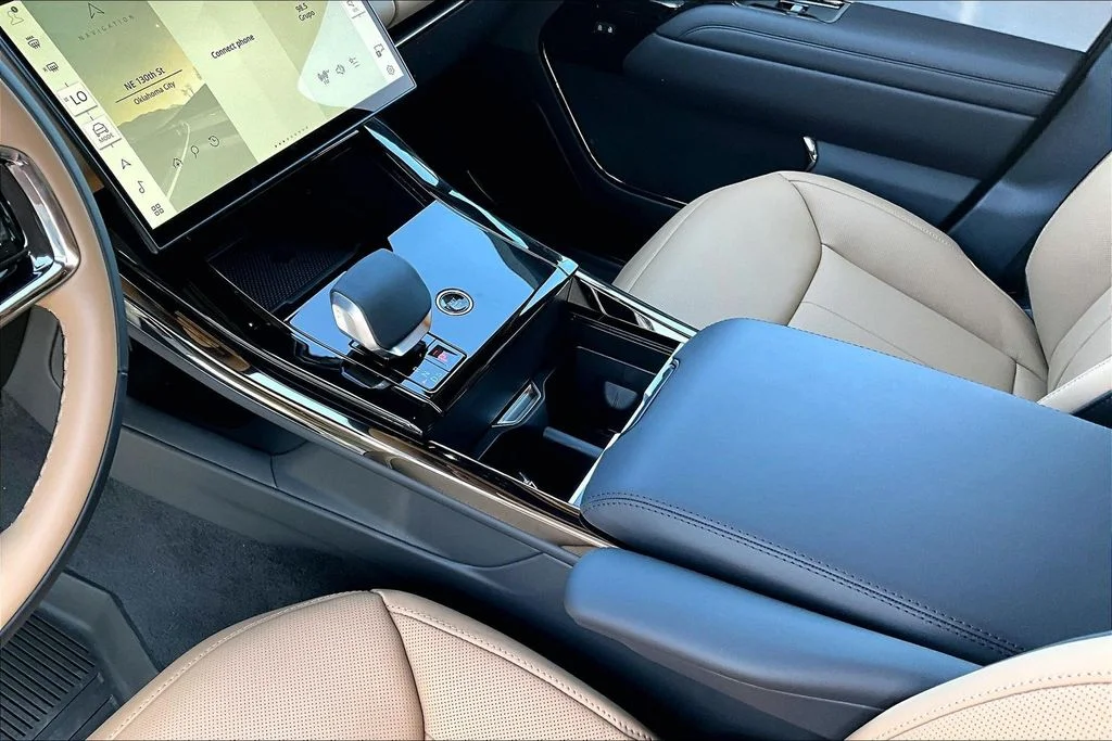 New 2026 Green Land Rover Dynamic SE image 8