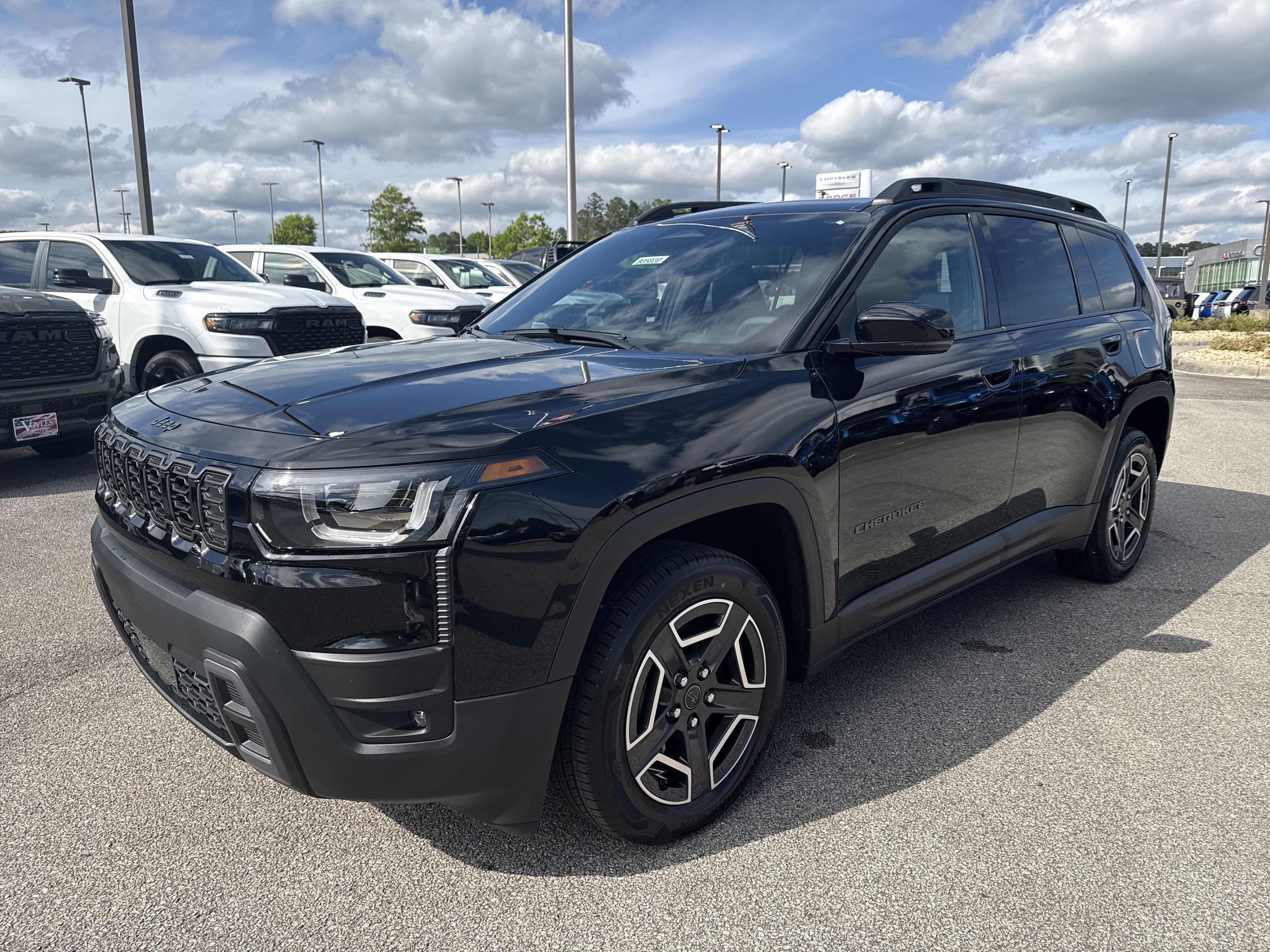 New 2026 Diamond Black Crystal Pearl-Coat Exterior Paint Jeep Limited image 3