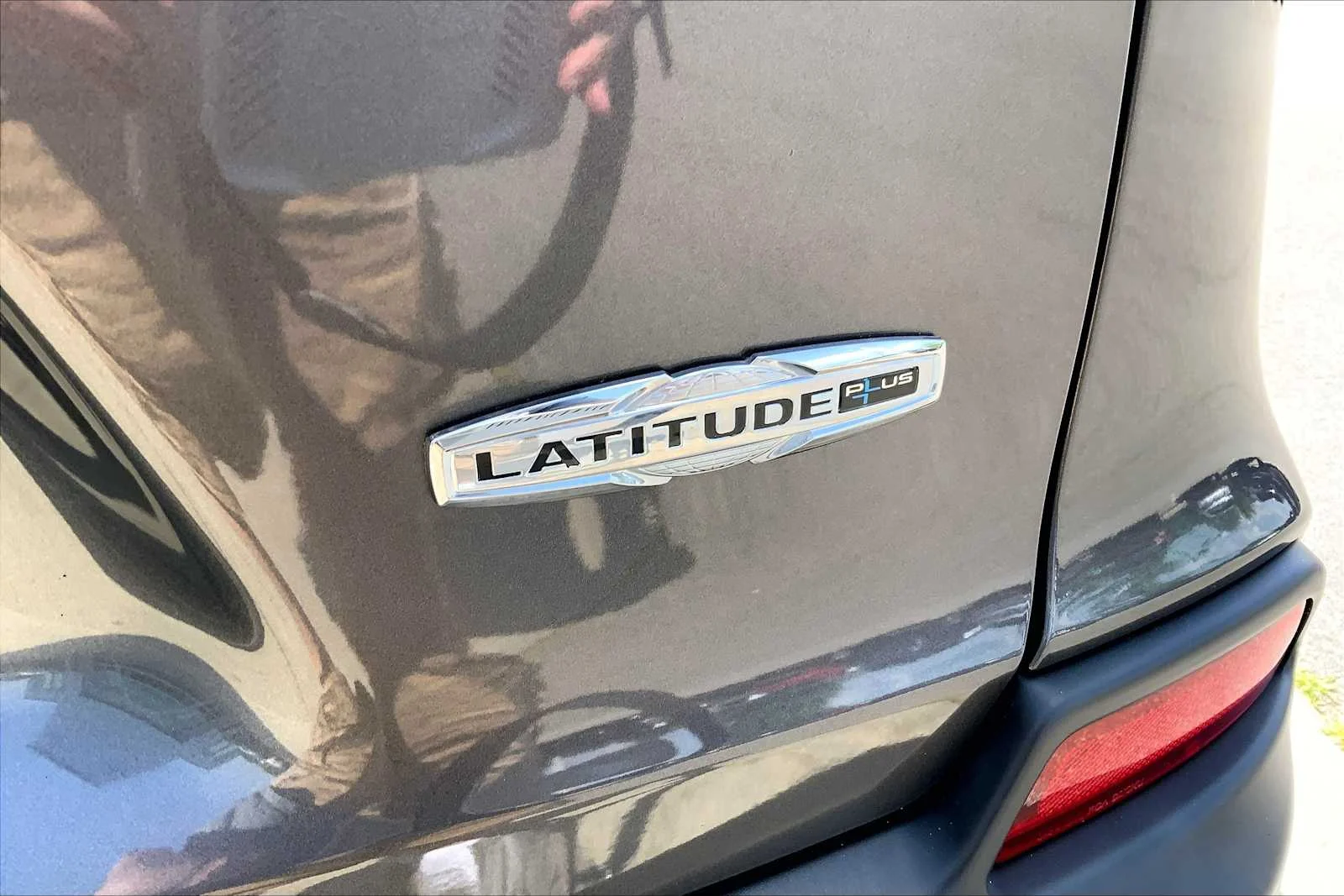 Used 2020 Granite Crystal Metallic Clearcoat Jeep Latitude Plus image 10