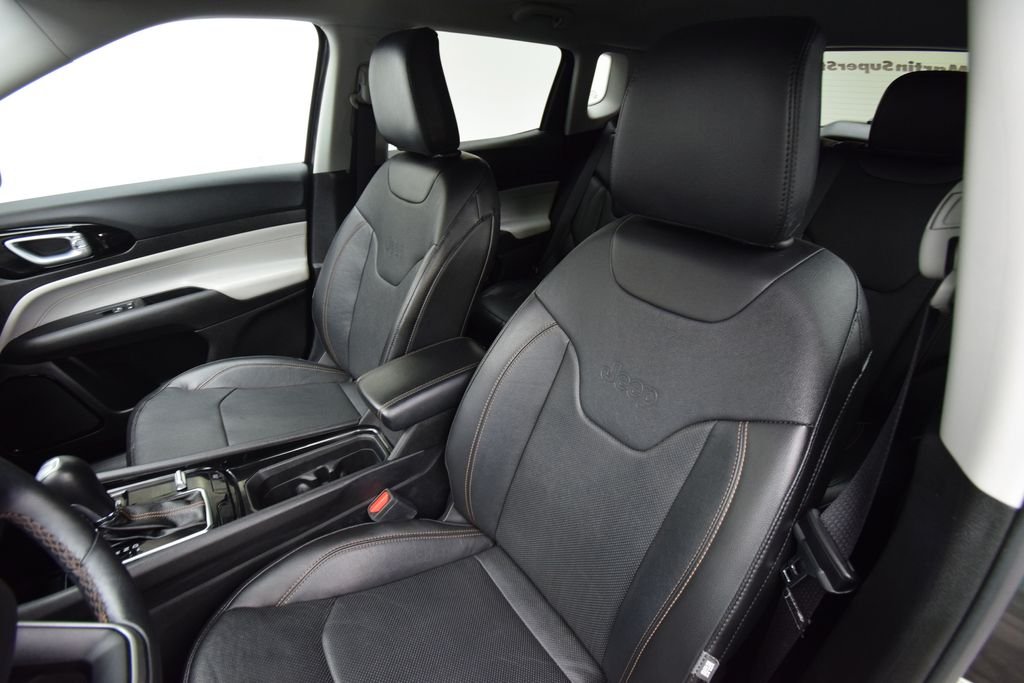 Used 2019 Granite Crystal Metallic Clearcoat Jeep Latitude image 17