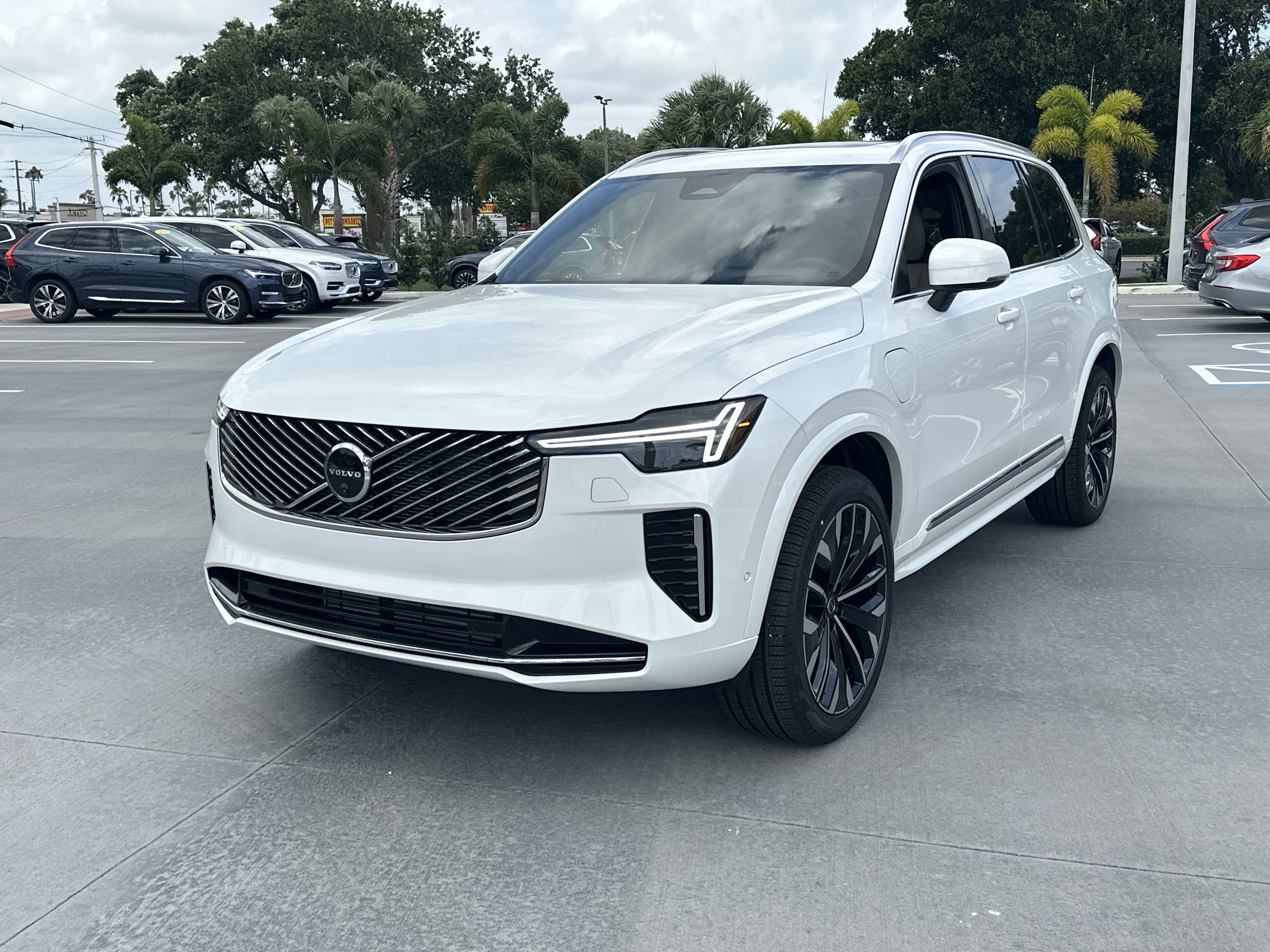 New 2026 Crystal White Volvo Ultra image 3