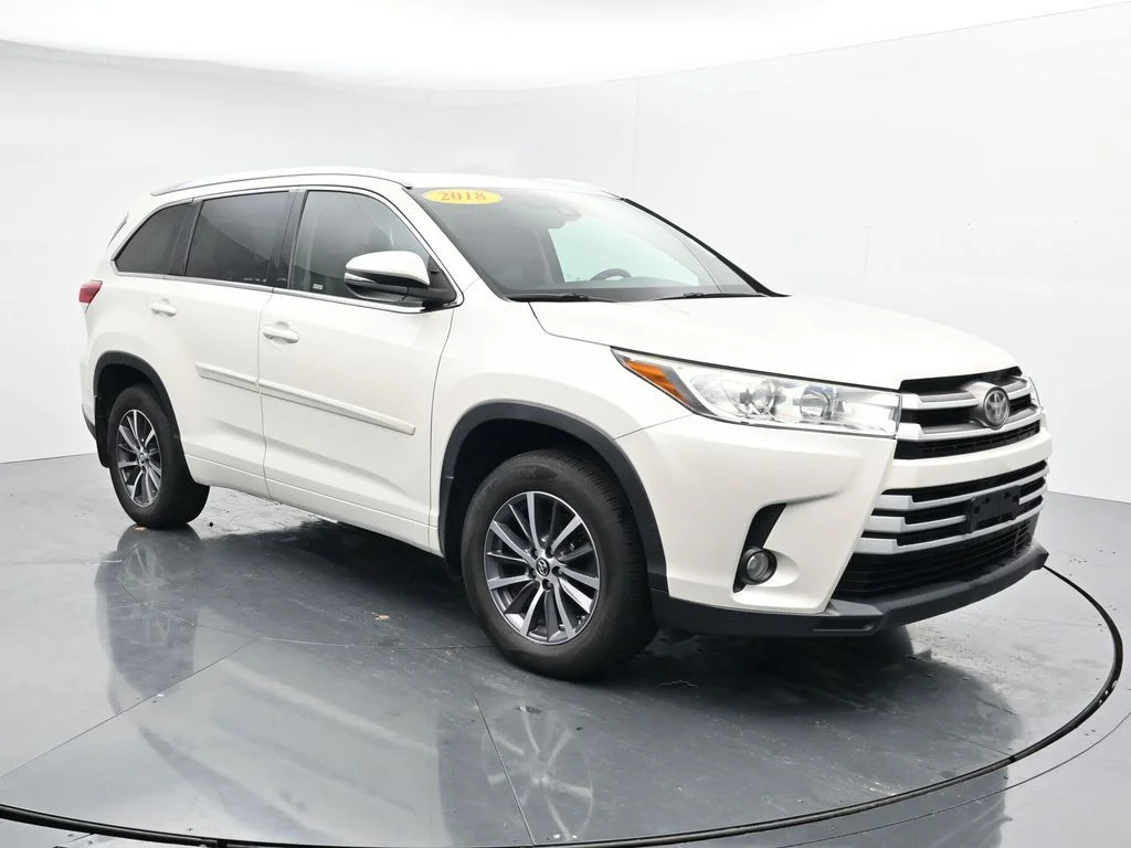 Used 2018 White Toyota XLE image 2