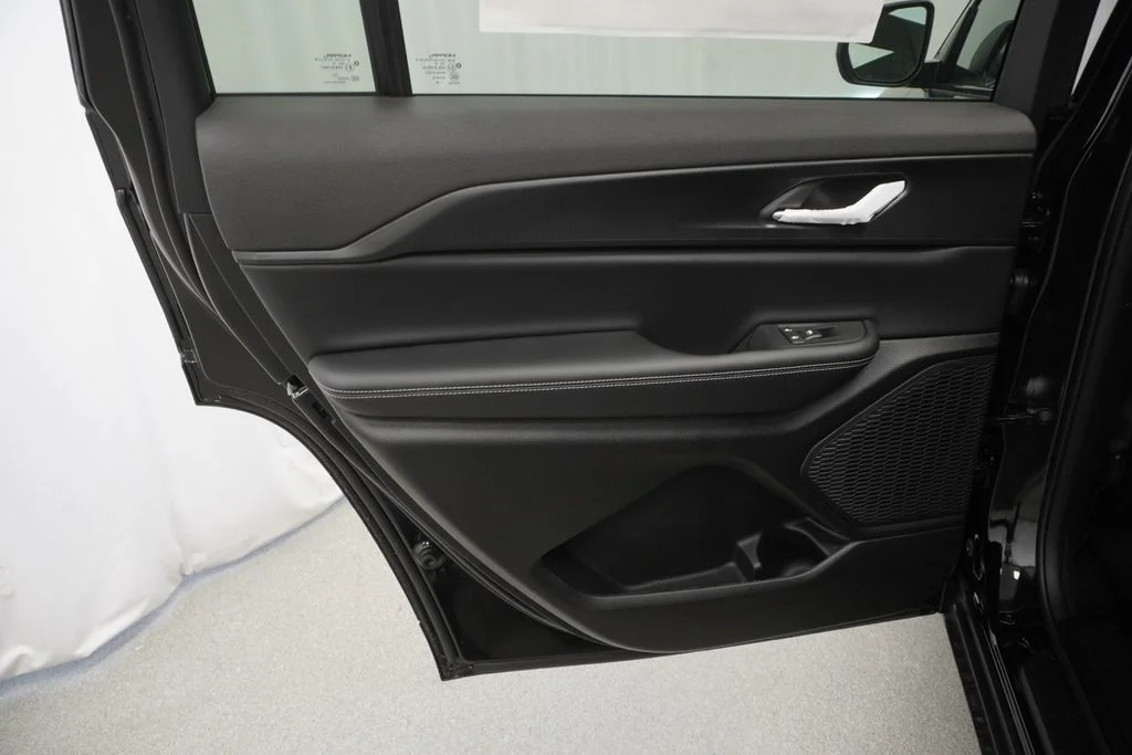 New 2026 Diamond Black Crystal Pearlcoat Jeep Laredo image 31