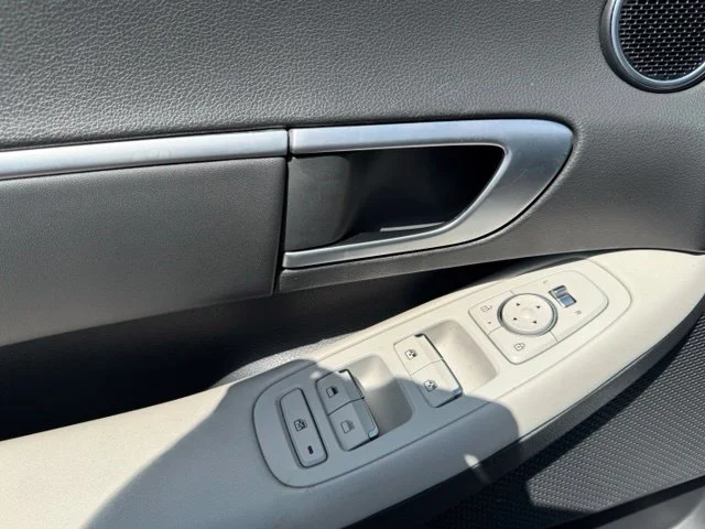 Used 2025 White Hyundai SEL image 20