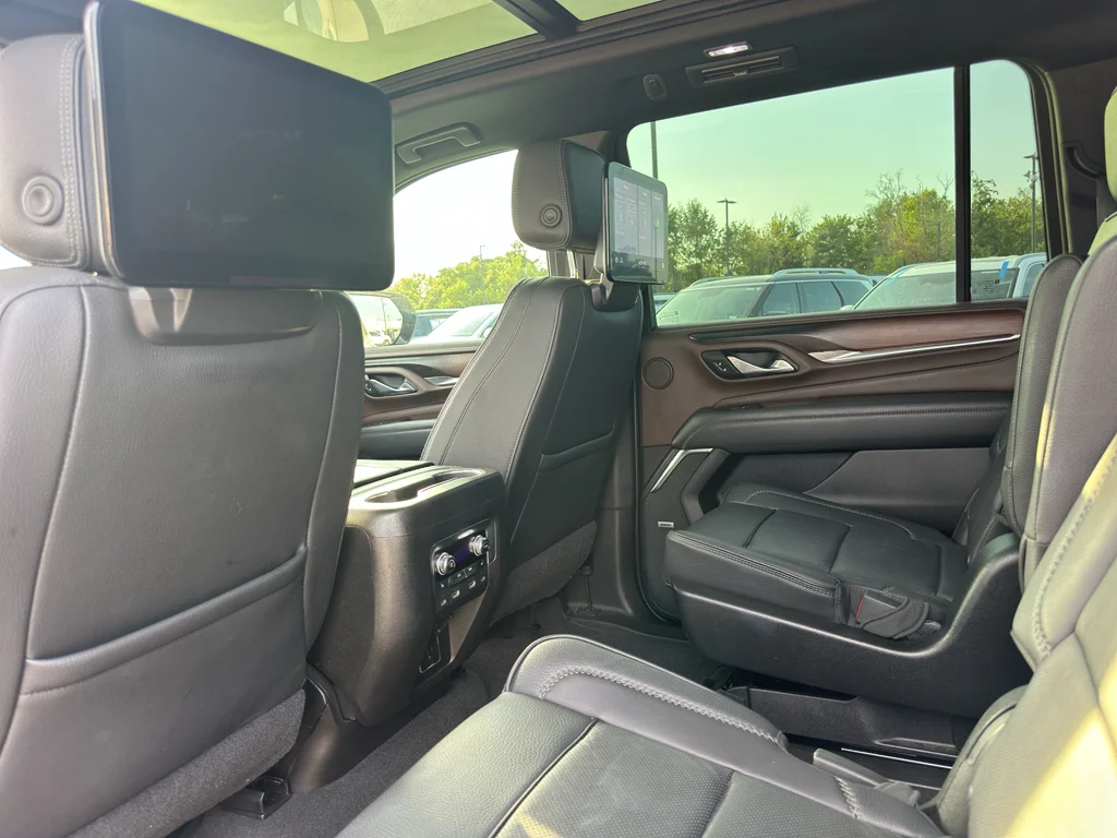 Used 2021 White Frost Tricoat GMC Denali image 18