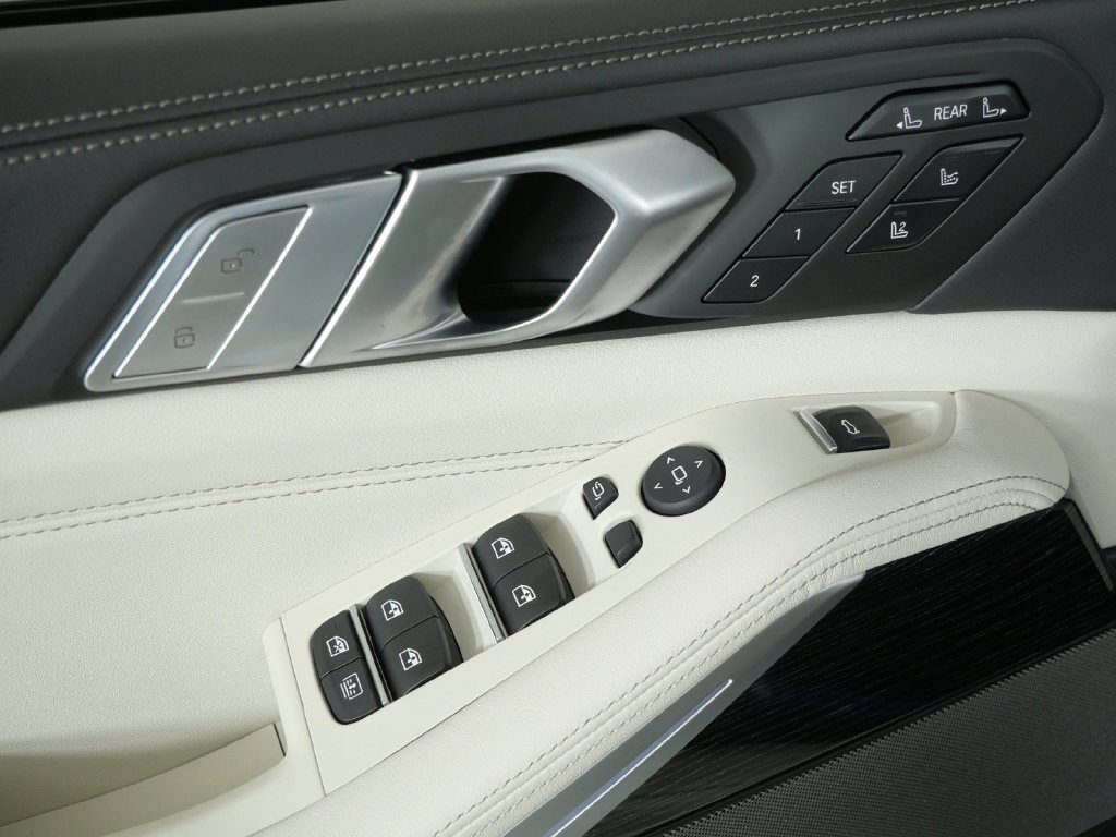 Used 2027 White BMW xDrive40i image 40