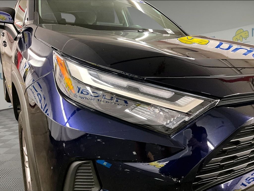 Used 2025  Toyota XLE image 31