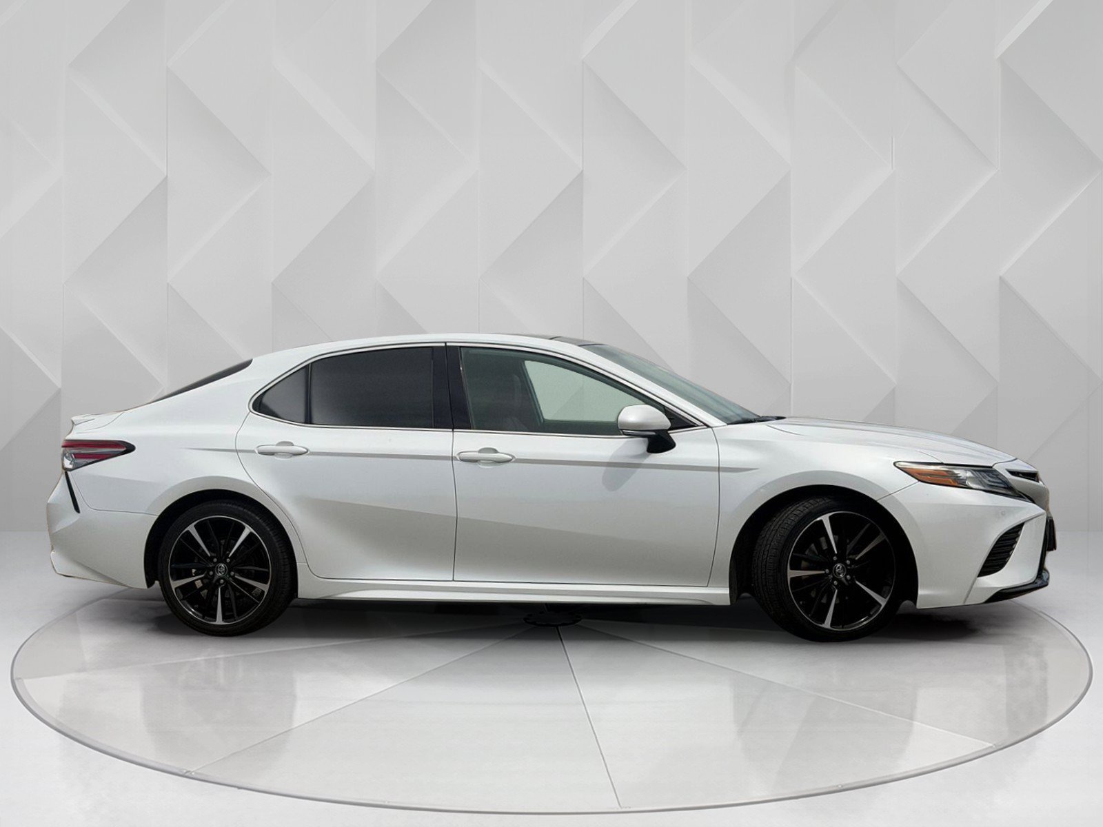 Used 2019 Wind Chill Pearl Toyota XSE V6 image 7