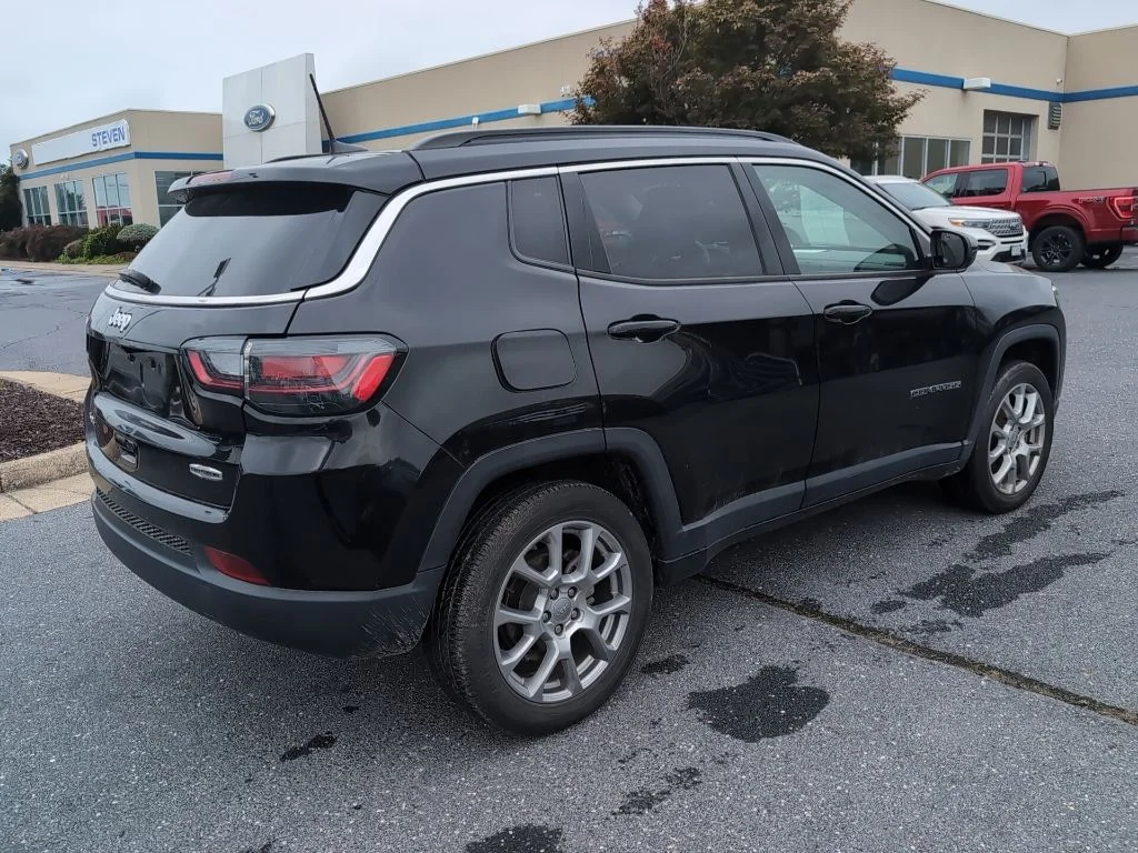 Certified Used 2022 Black Jeep Latitude Lux image 5