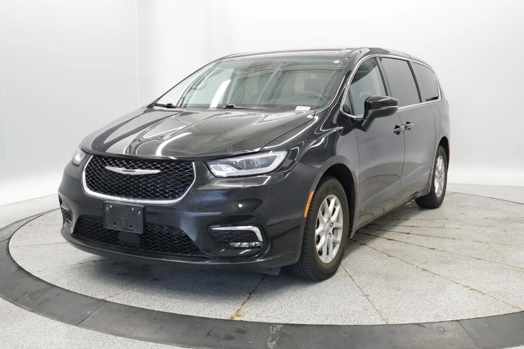 2023 Chrysler Pacifica Touring L's photo