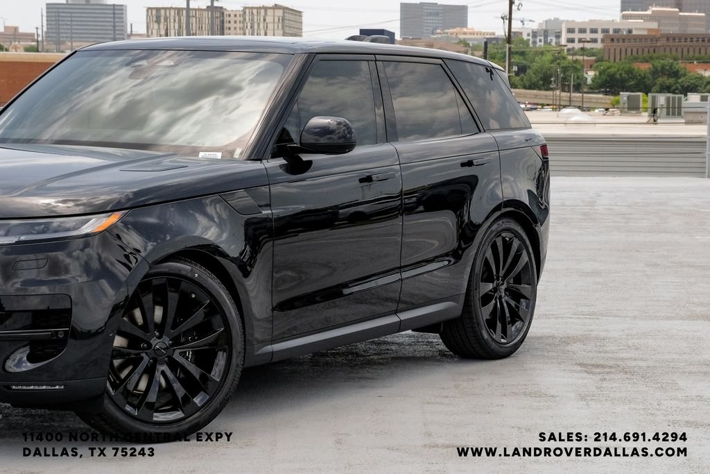 New 2026 Santorini Black Metallic Land Rover SE image 4