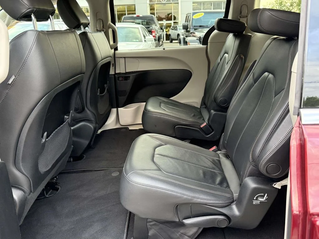 Used 2017 Red Chrysler Touring L image 14