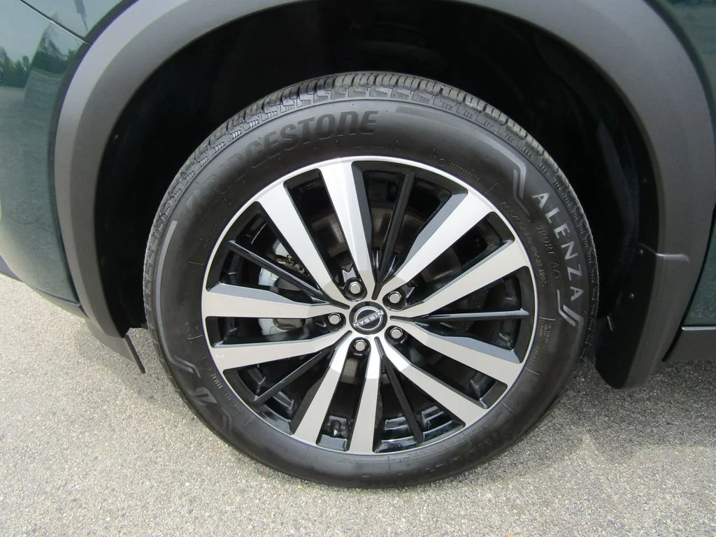 Used 2025 Obsidian Green Pearl Nissan Platinum image 10