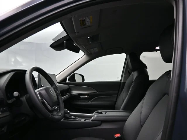 Used 2025 White Toyota XLE image 17