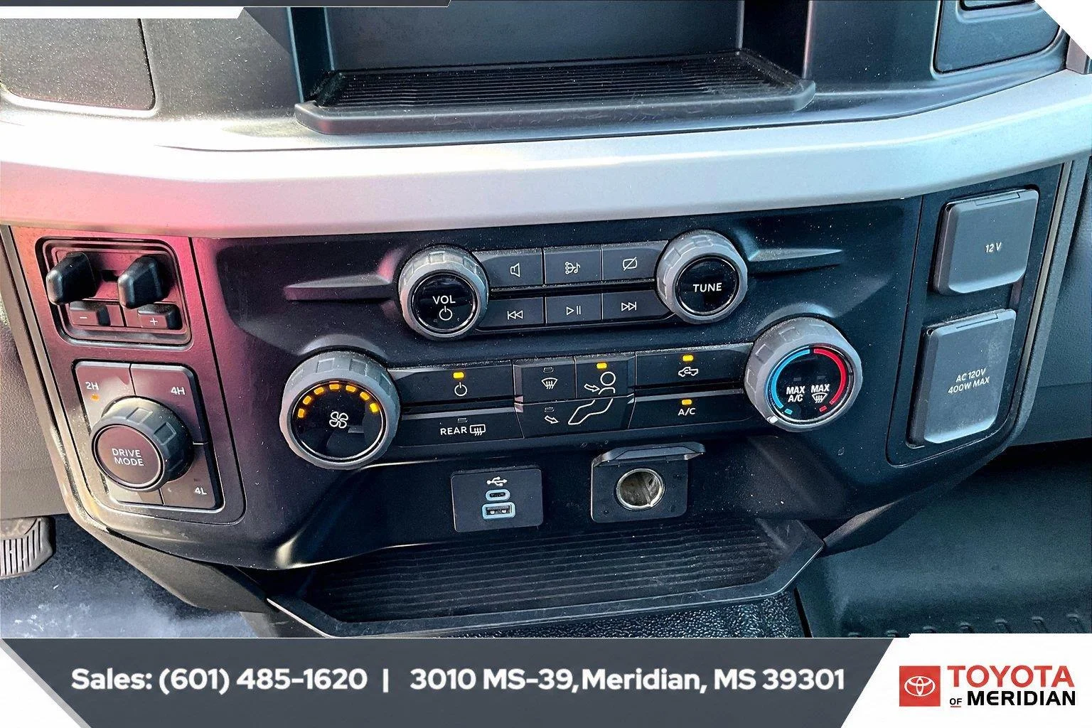 Used 2024 Oxford White Ford XLT image 22