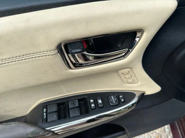 Used 2013  Toyota Limited image 18