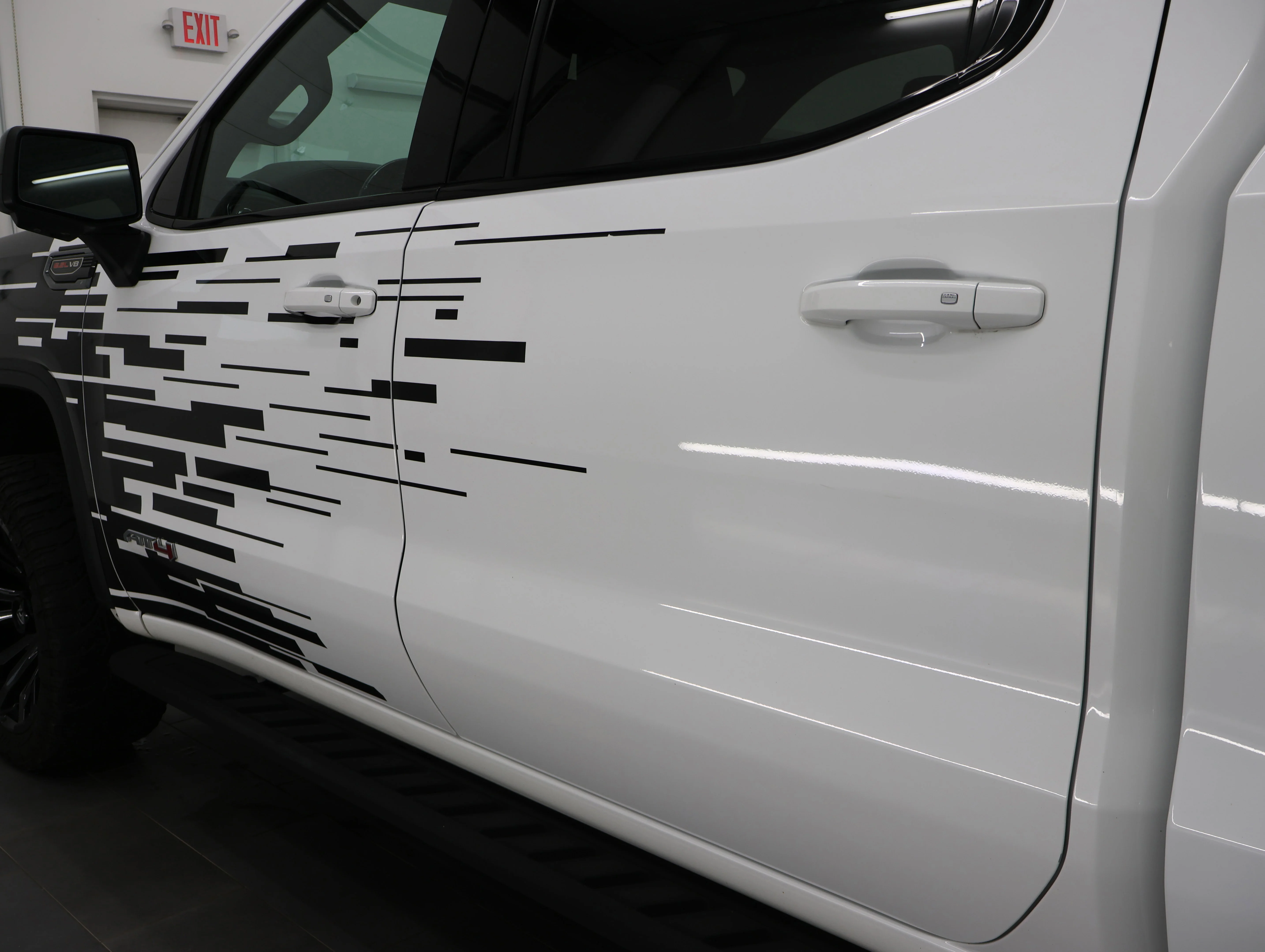 Used 2022 Summit White GMC AT4 image 33