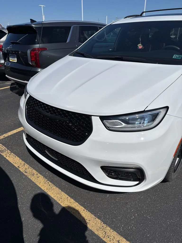 2024 Chrysler Pacifica Touring L's photo