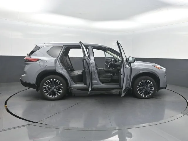 Used 2024 Gray Nissan Platinum image 31