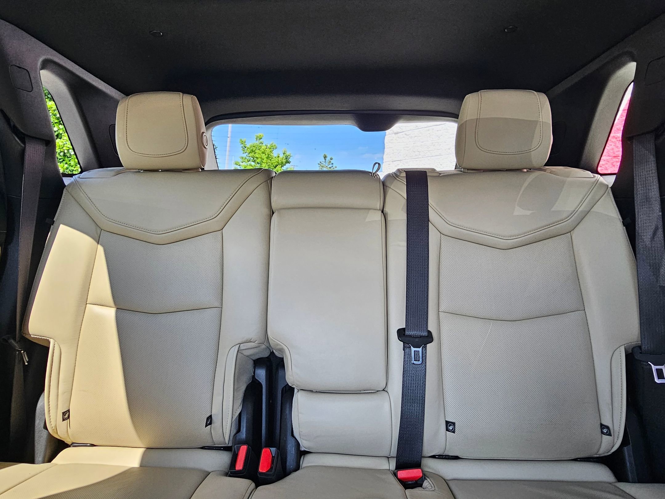 Used 2019 Crystal White Tricoat Cadillac Luxury FWD image 25