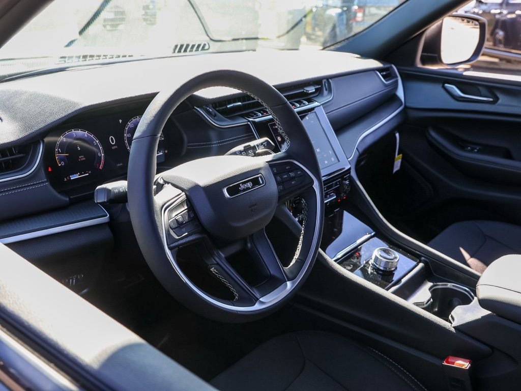 New 2026 Diamond Black Crystal Pearl-Coat Exterior Paint Jeep Laredo image 13