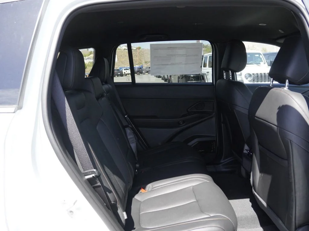 New 2026 Bright White Clear-Coat Exterior Paint Jeep Limited image 23
