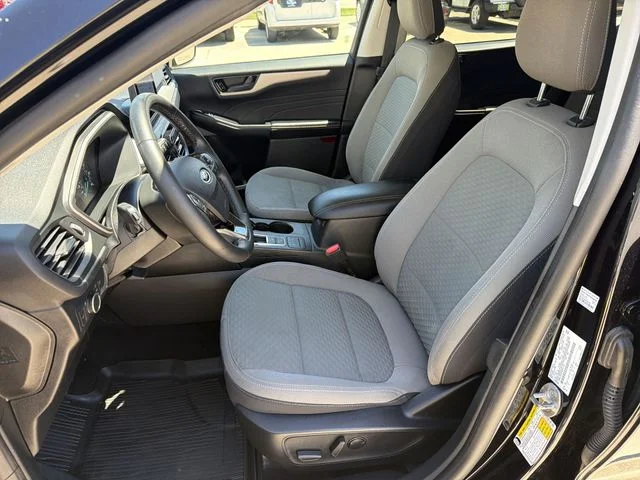 Used 2022 Black Ford SE image 13