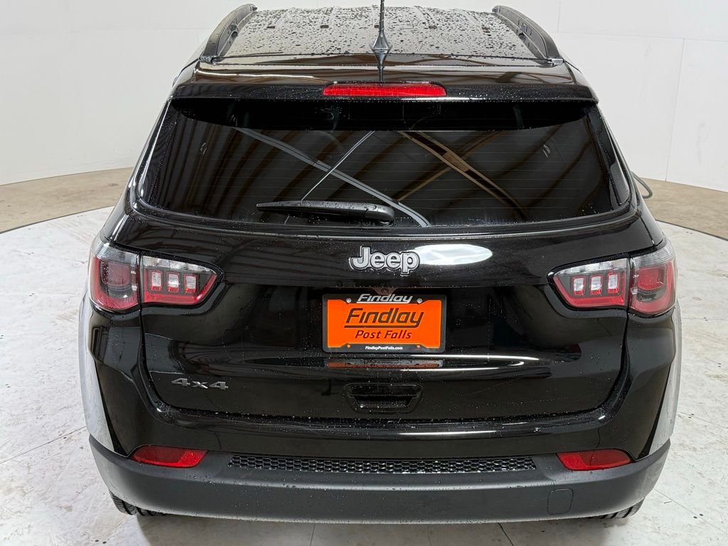 New 2026 Diamond Black Crystal Pearl-Coat Exterior Paint Jeep Latitude image 6
