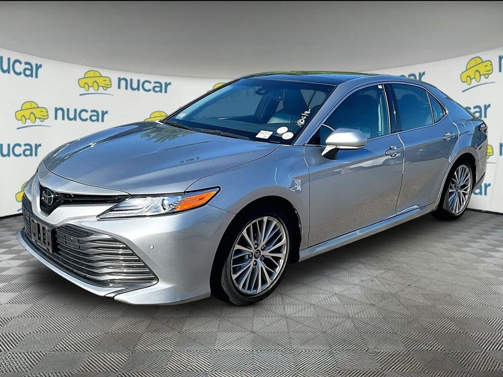 Used 2018 Silver Toyota XLE image 3
