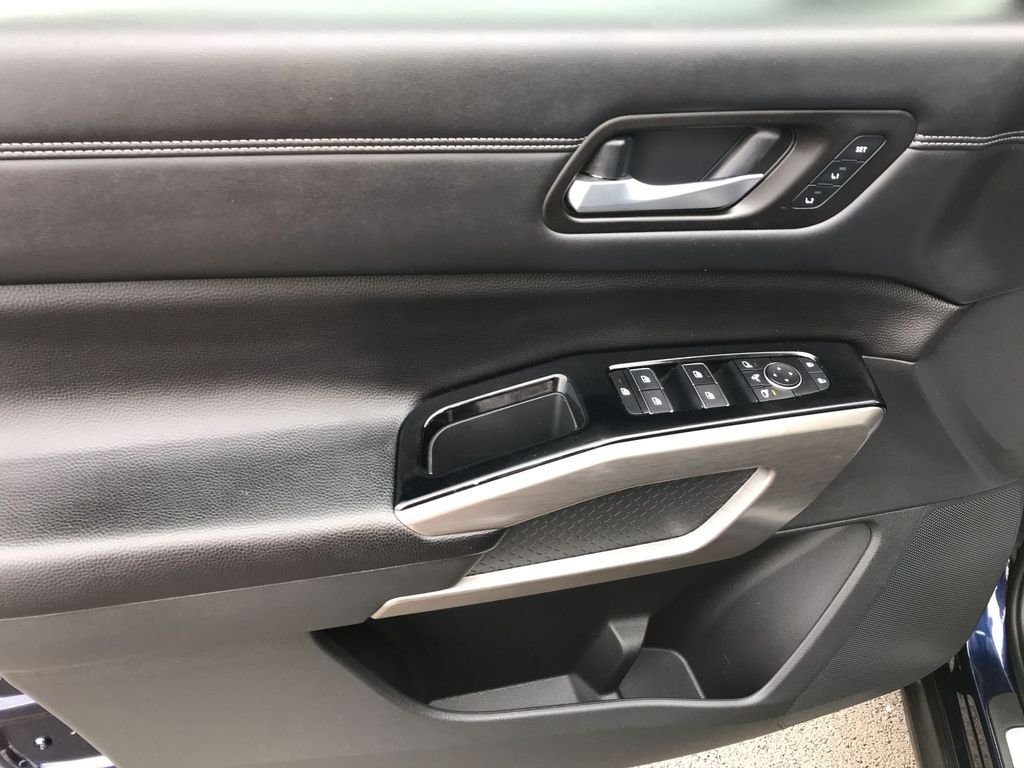 Used 2024 Blue Nissan Platinum image 13
