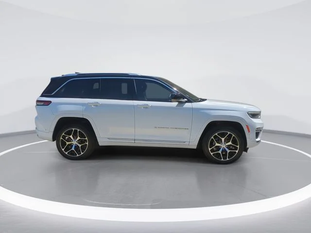 Used 2022 White Jeep Summit Reserve image 9