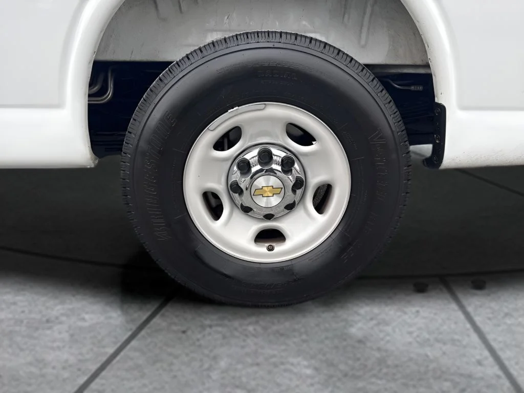 Used 2025 White Chevrolet LT image 27