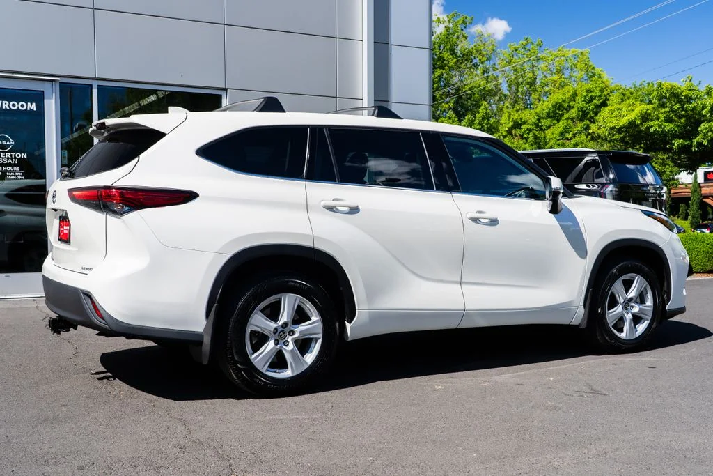 Used 2020 White Toyota LE image 6