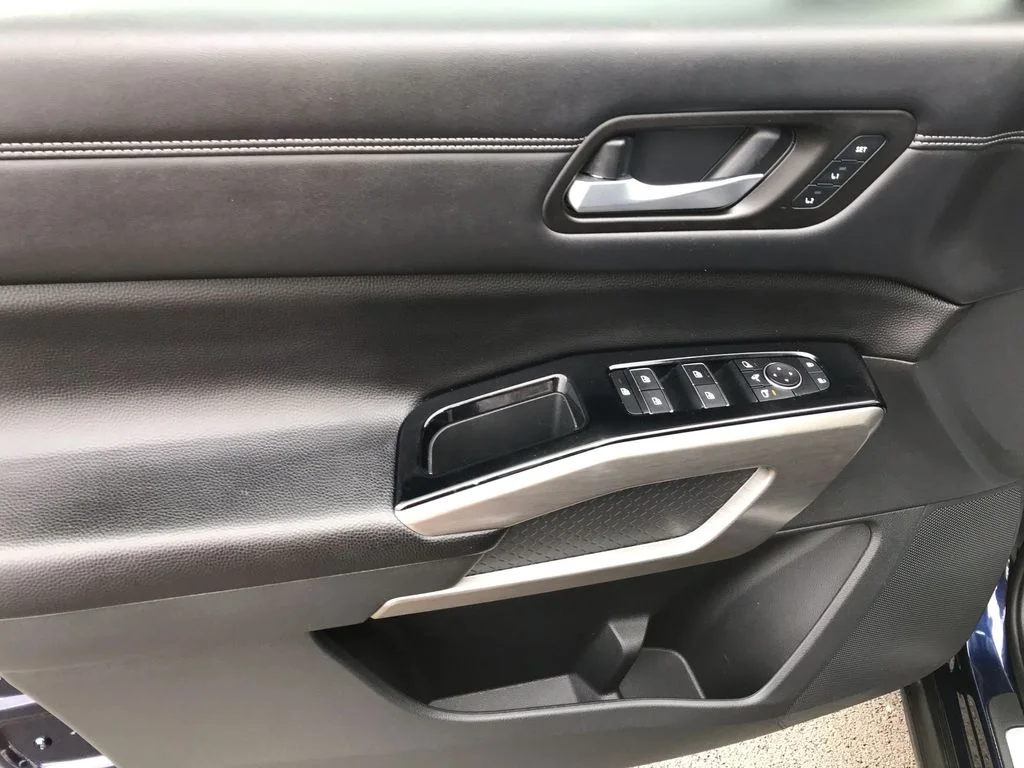 Used 2024 Blue Nissan Platinum image 13