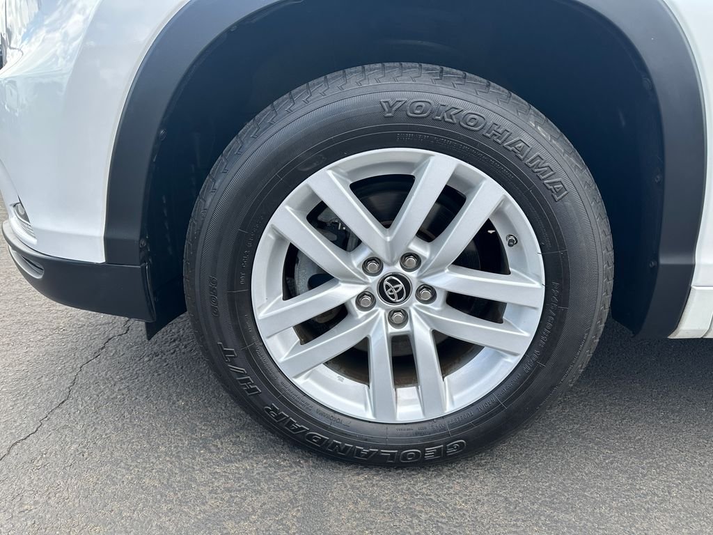 Used 2016 White Toyota LE image 12
