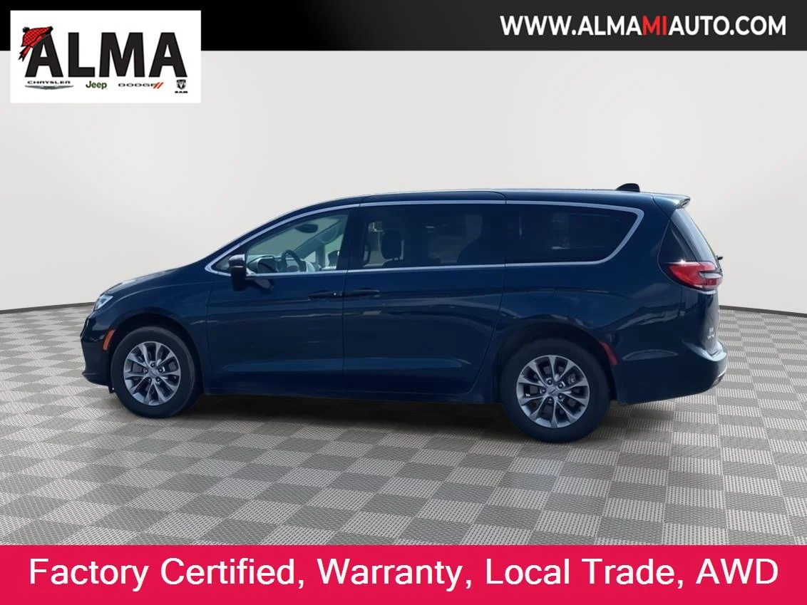 2023 Chrysler Pacifica Touring L AWD's photo